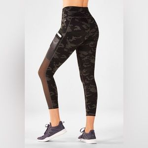 NWT Fabletics High-Waisted Mila Pocket Capri in Camo